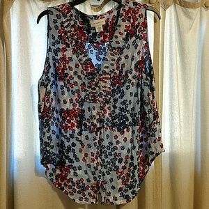 Sleeveless shirt tail hem tank with details